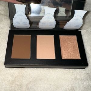 Sculpting trio contour in Medium color. Brand new!